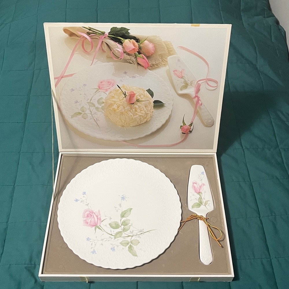 MIKASA Vintage Bone China ‘April Rose’ Cake Plate set w matching Server, 11.25”